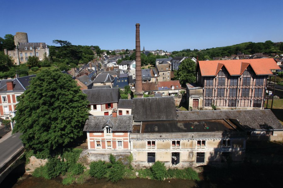 Vue sur les anciennes tanneries et le château. Ville de Château-Renault