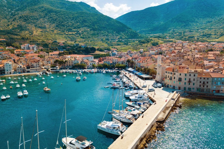 La ville de Komiža sur l'île de Vis mbbirdy