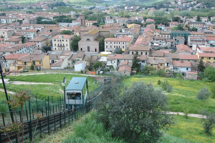 Funiculaire et panorama de Certaldo Alto. Picsofitalia.com