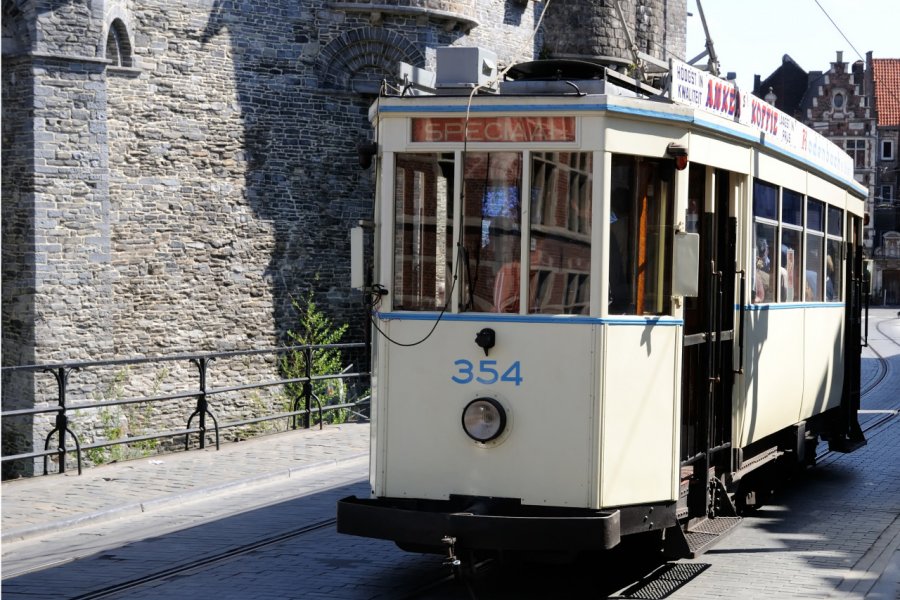 Tramway touristique à Gand. Luciano de la Rosa - Shutterstock.com