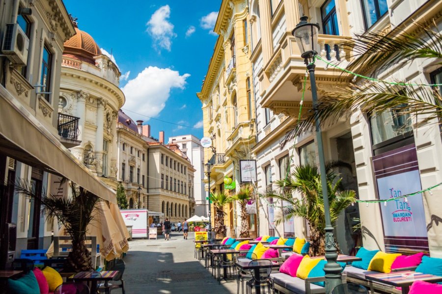 Cafés dans les rues de Bucarest. Andrii Lutsyk - Shutterstock.com