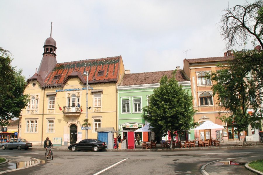 Façades colorées dans le centre-ville de Târgu Mureş. Stéphan SZEREMETA