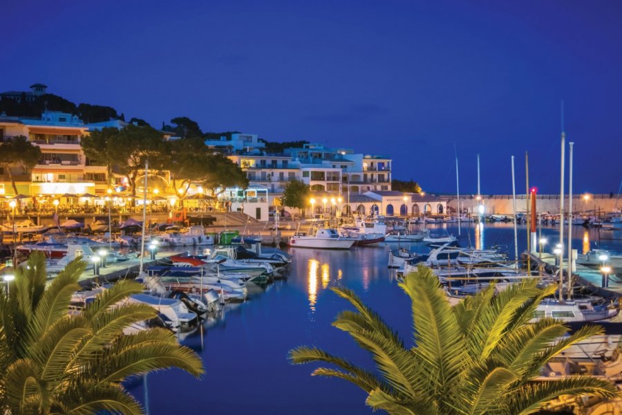 La marina de Cala Ratjada de nuit. Cinoby - iStockphoto