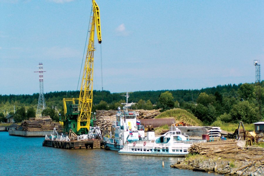 Activité industrielle sur les bords du fleuve. Stéphan SZEREMETA