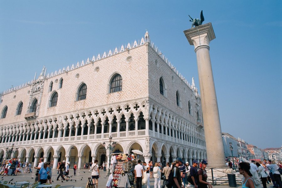 Palazzo Ducale (palais des Doges) à côté du lion ailé de la place Saint-Marc. Author's Image