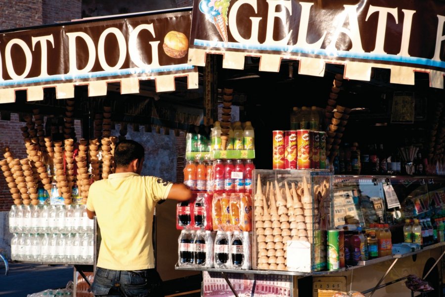 Boutique vendant des snack et des glaces. (© Philippe GUERSAN - Author's Image))