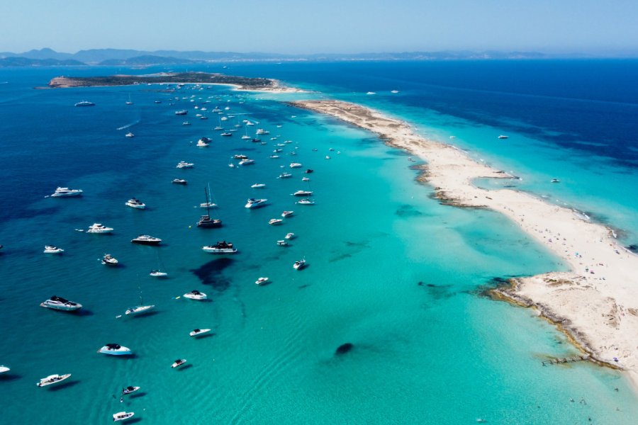 L'île possède de très jolies plages qui attirent de nombreux touristes, comme ici celle de Ses Illetes. Alexandre G. ROSA - Shutterstock.com