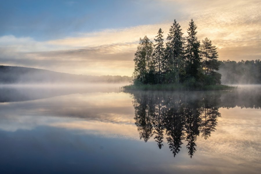 Matin automnal sur un lac finlandais. Riekkinen - iStockphoto.com