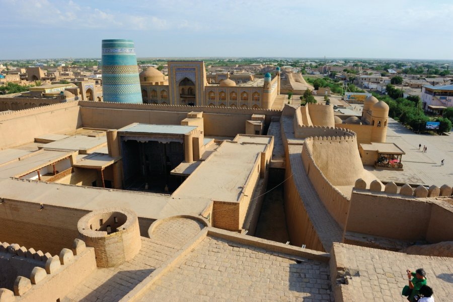 Vue vers le minaret Kalta Minor, depuis le haut d'une tour du mur d'enceinte. Patrice ALCARAS