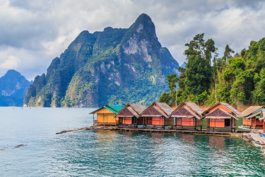 Station balnéaire au barrage de Ratchaprapha dans le parc national de Khao Sok. apiguide - Shutterstock.com