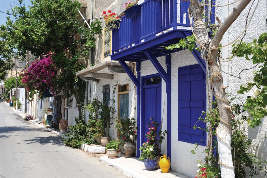 Petite rue aux couleurs typiques de la Grèce, ici à Myrtos. Clubfoto - iStockphoto
