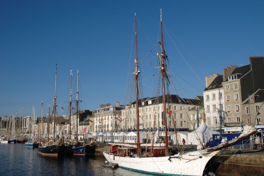 Bateaux à quai à Cherbourg Bruno DELACOTTE - Fotolia
