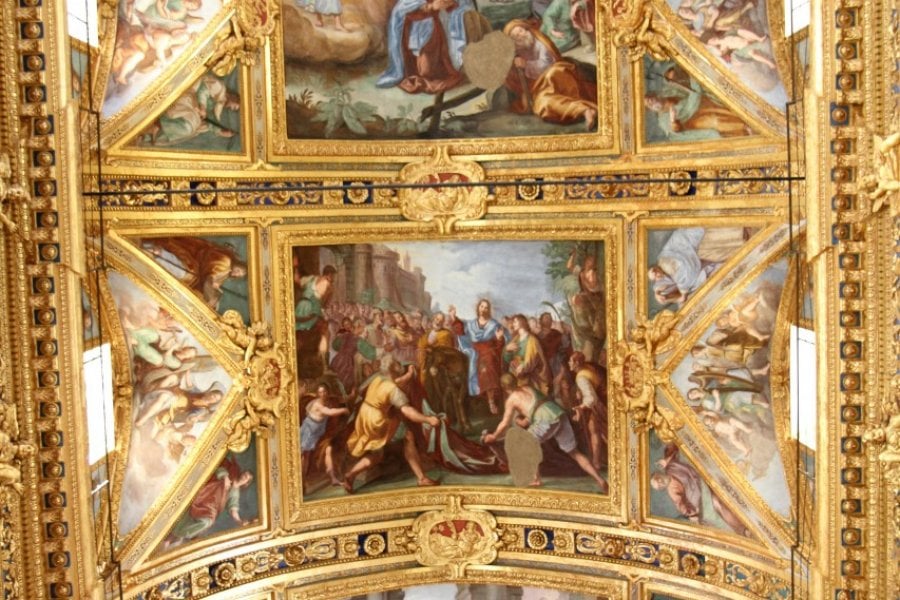 Le plafond richement décoré de la Santissima Annunziata del Vastato. (© Stéphan SZEREMETA))