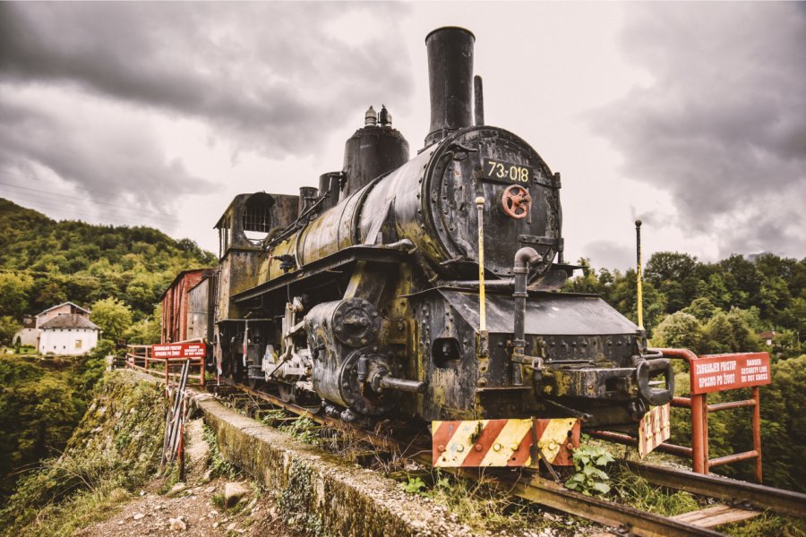 Locomotive austro-hongroise, en face de la reconstitution du pont détruit de Jablanica. Tatran Studio - Shutterstock.com