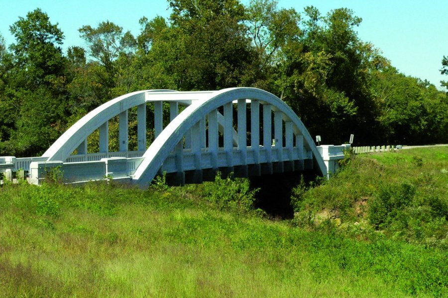 Le pont Marsh à Riverton au Kansas conçu en forme d'arc-en-ciel est l'un des rares de ce type en état. Claire DELBOS