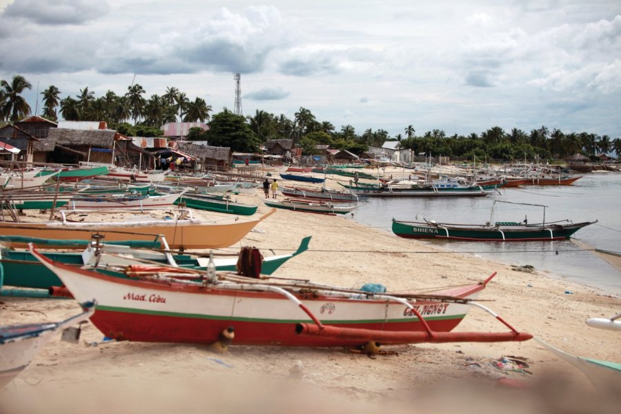 Plage de Madridejos couverte de bangkas à Bantayan. Arnaud Bonnefoy