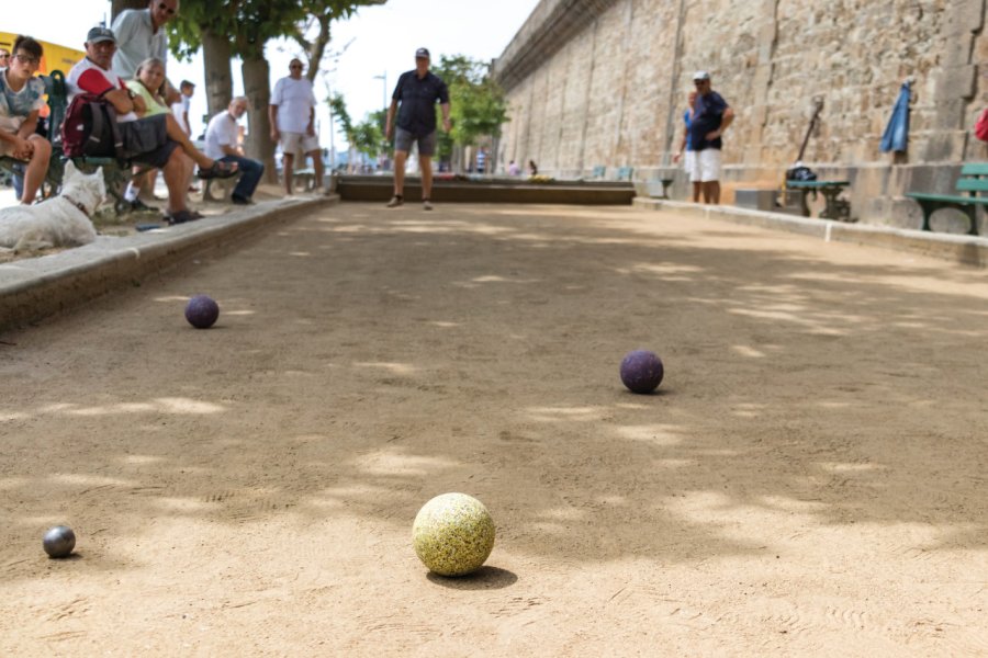 Partie de boule bretonne près des remparts de Saint-Malo. RUBEN RAMOS - iStockphoto.com