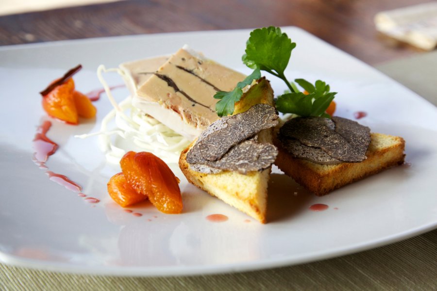 Foie gras et truffes. IsabellaO - Shutterstock.com
