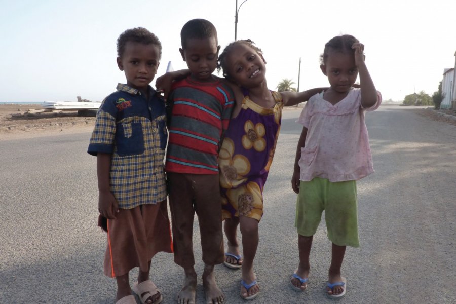 Groupe d'enfants prenant la pose en bordure du port. Charlotte FICHEUX