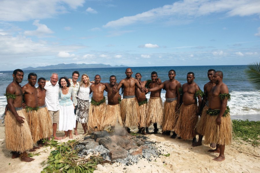 Artistes préparent le Firewalking Show. Tourism Fiji/Chris McLennan