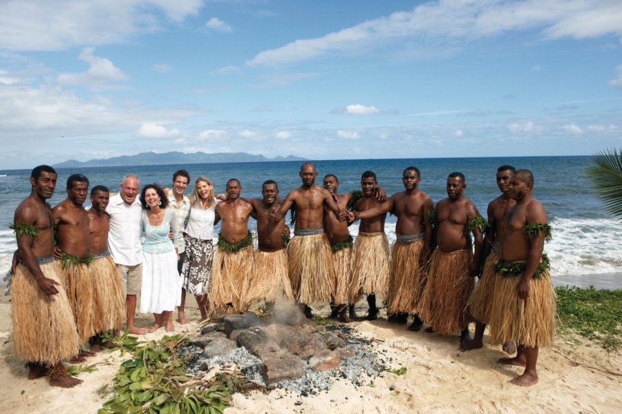 Artistes préparent le Firewalking Show. Tourism Fiji/Chris McLennan