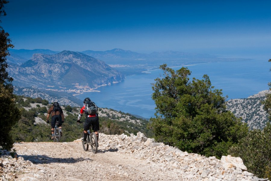 VTT sur le chemin vers Cala Luna. obertonencini - Shutterstock.com