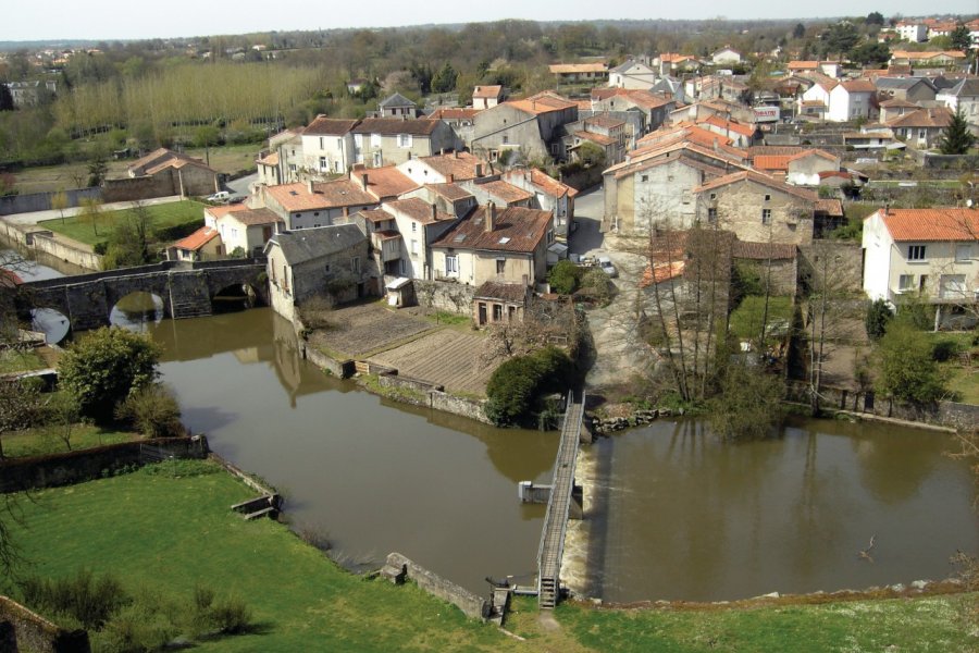 Parthenay vu du château Melanieleleu - Fotolia