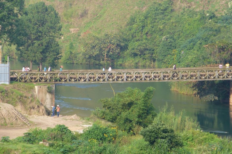 Le pont qui relie Cyangugu (Rusizi) à Bukavu au Congo. François JANNE D'OTHÉE