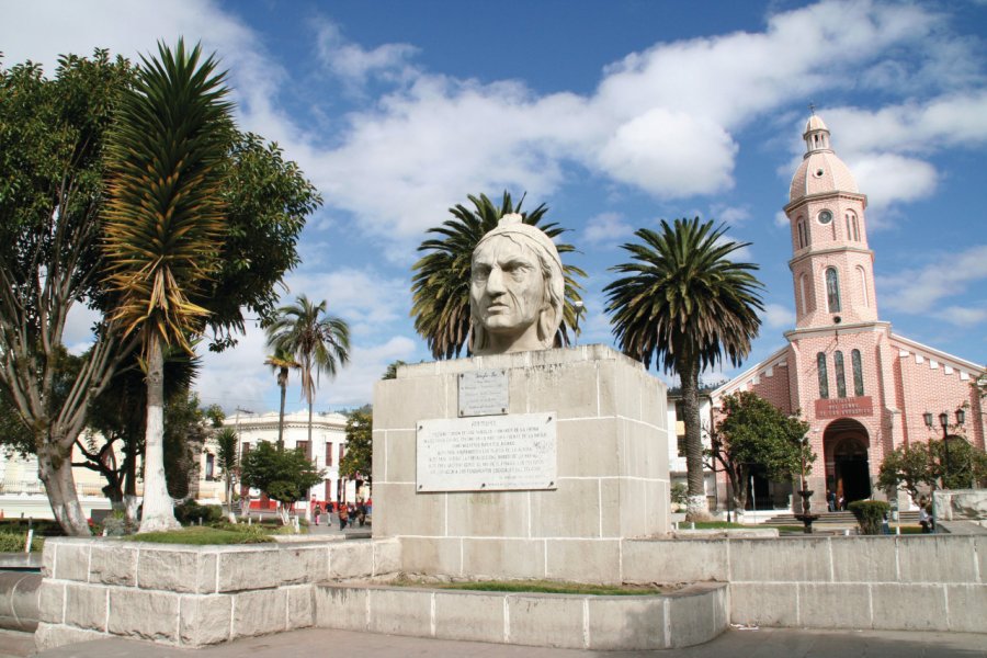 La statue de Rumiñahui orne le parc central d'Otavalo. Stéphan SZEREMETA