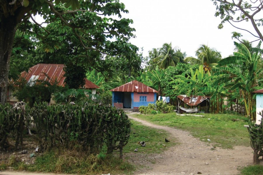 Habitations colorées en bord de route, route nationale Les Cayes Delphine Millet Prifti