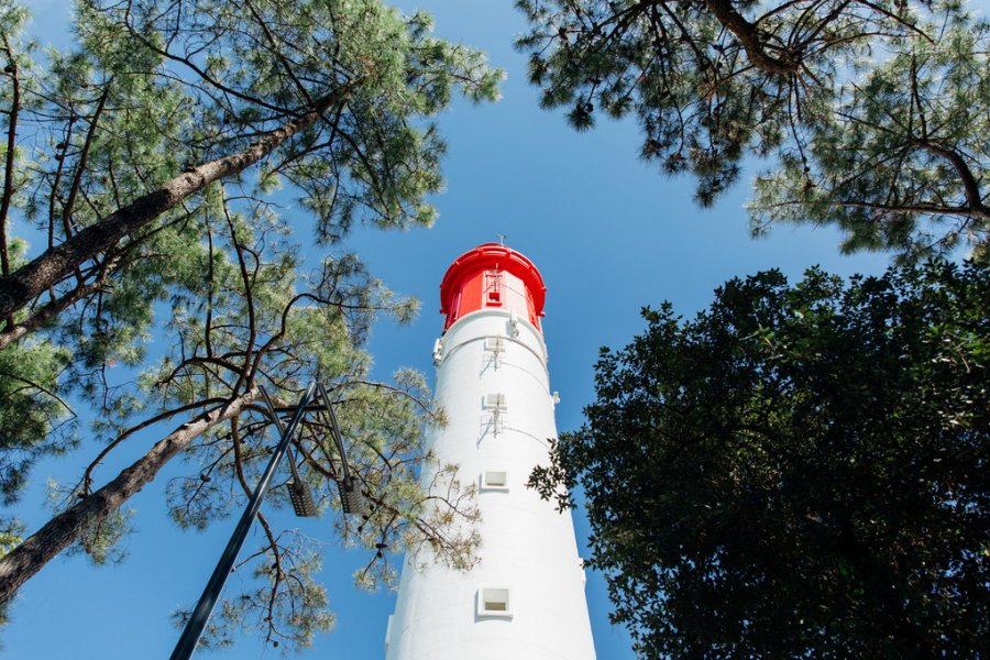 Au pied du Phare du Cap Ferret. (© Bertrand Bouchez))