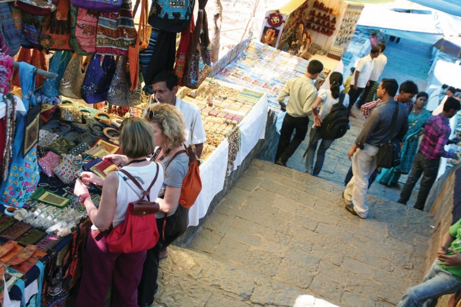 Nombreux points de vente de souvenirs sur le chemin menant aux grottes d'Elephanta. Stéphan SZEREMETA