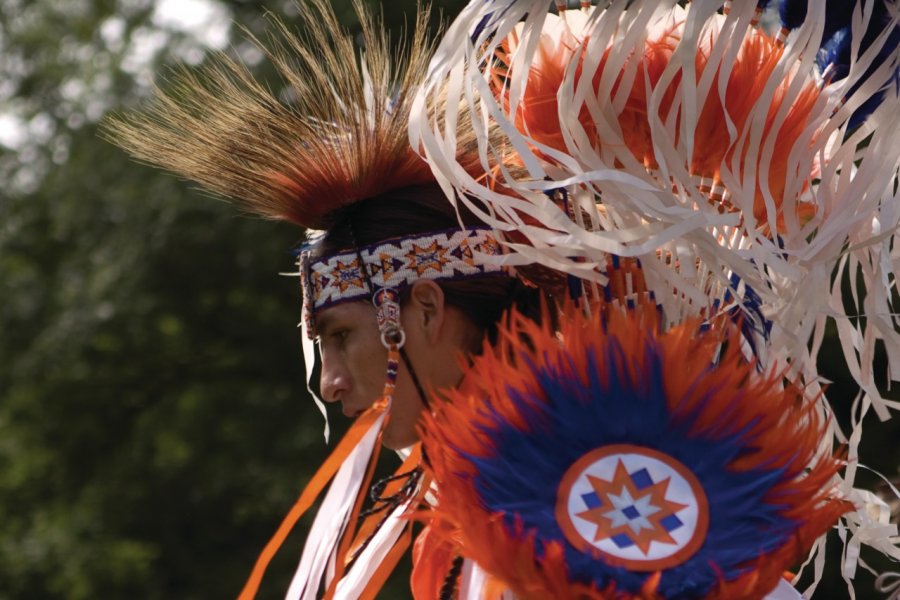 Danse dans un rassemblement pow-wow. Msphoto - Fotolia