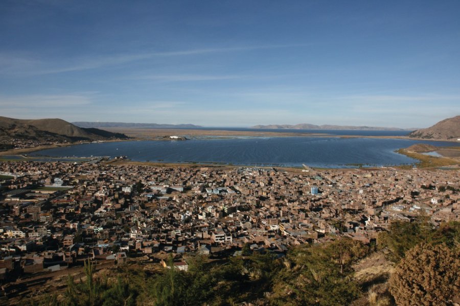 Vue panoramique sur la ville et le lac Titicaca au mirador Kuntur Wasi. (© Stéphan SZEREMETA))