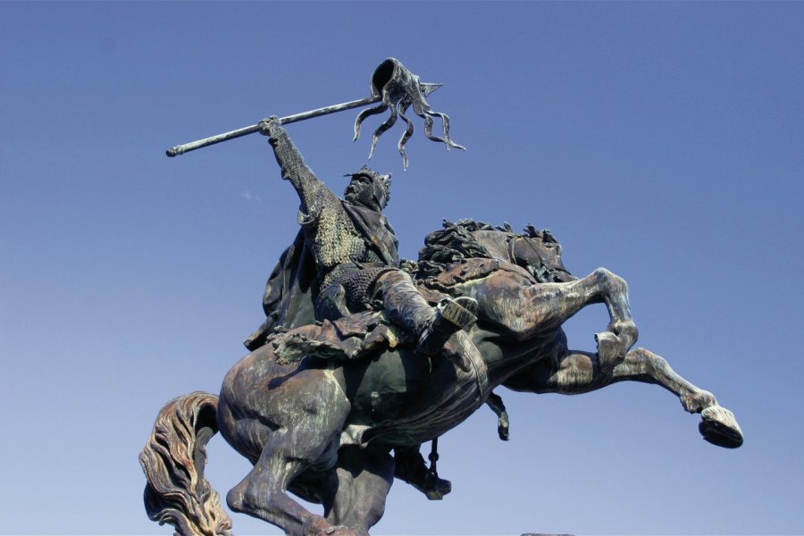 Devant le château de Falaise, l'imposante statue de Guillaume le Conquérant Franck GODARD