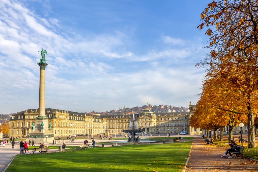 Place du château à Stuttgart. LaMiaFotografia - Shutterstock.com