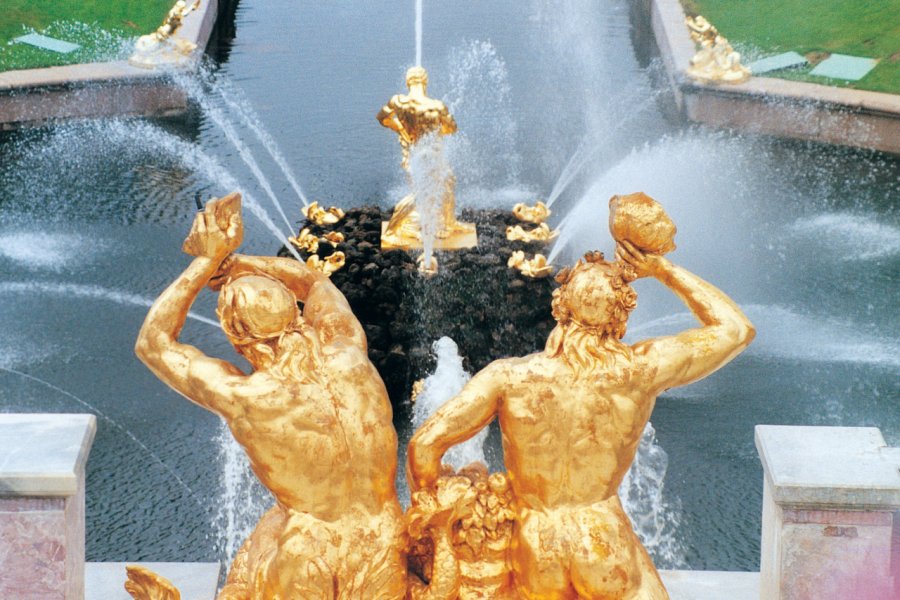 La grande cascade du palais de Peterhof. Stéphan SZEREMETA