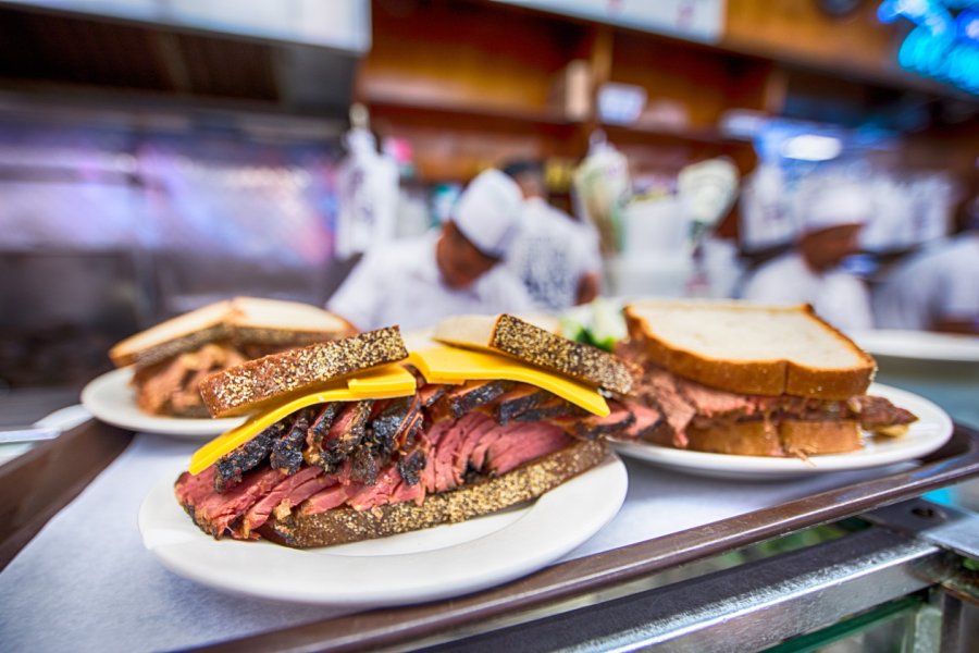 Les fameux sandwichs de chez Katz's Deli. Carl.Salisbury - Shutterstock.com