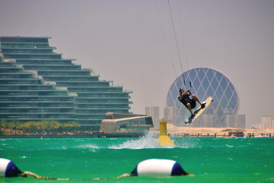 Kite Surf, plage d'Al Raha. deveritt - Shutterstock.com