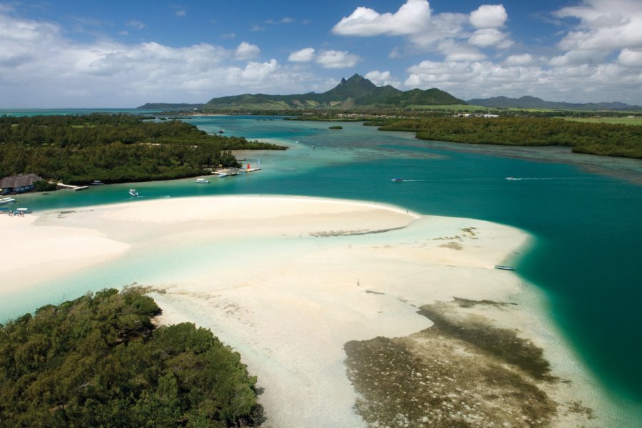 L'île aux Cerfs est inhabitée mais extrêmement touristique. Office du Tourisme de l'Île Maurice - Bamba Sourang