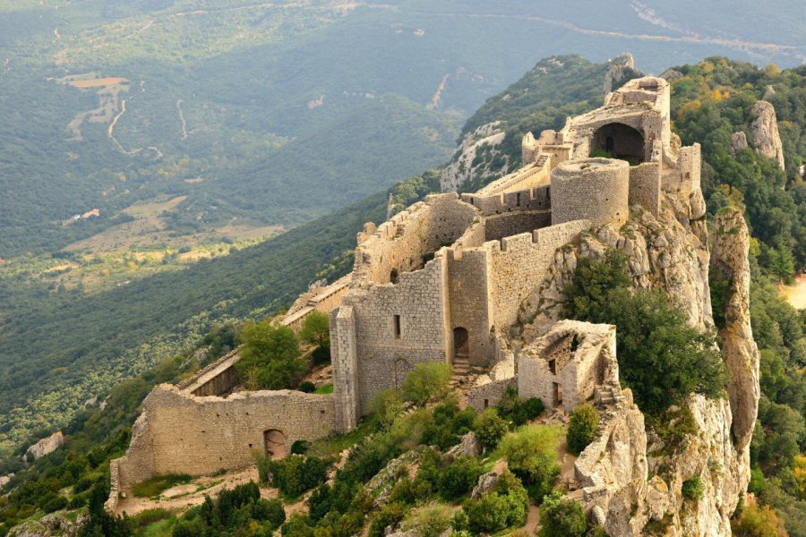 Vestiges de château cathare de Peyrepertuse. shutterstock.com - bjul