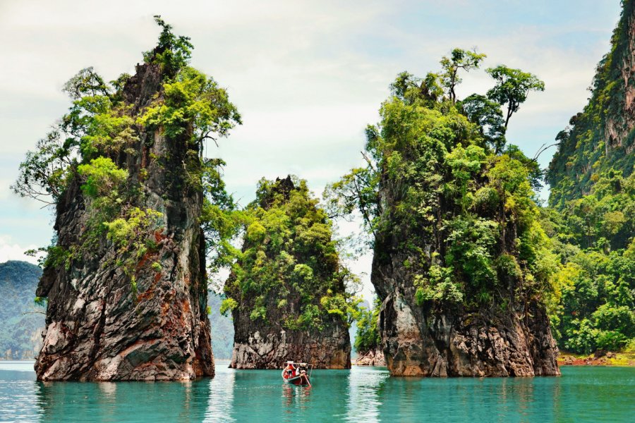 Le lac artificiel Cheow Larn. iamtripper - Shutterstock.com