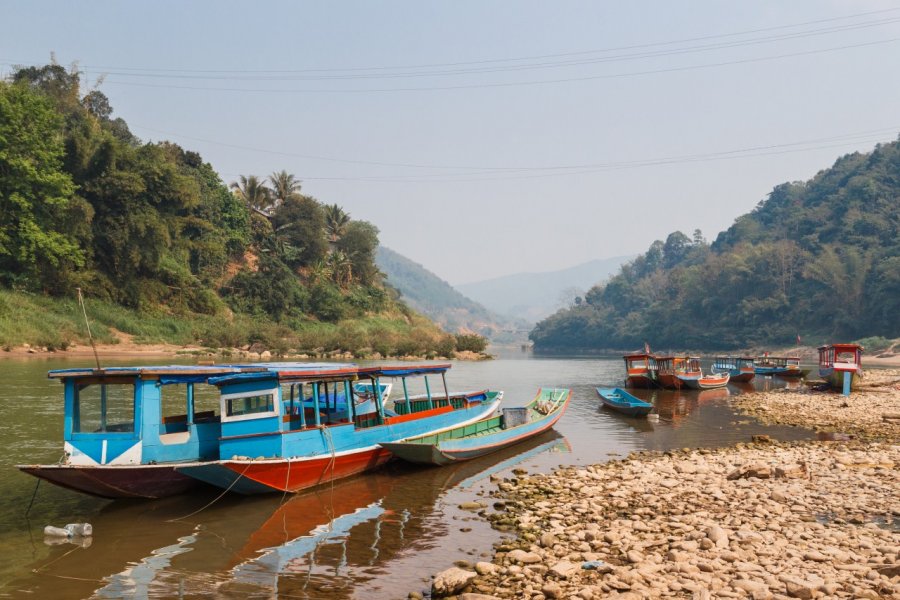 Des bateaux typiques sur la rivière Nam Ou. Bildagentur Zoonar GmbH - Shutterstock.com