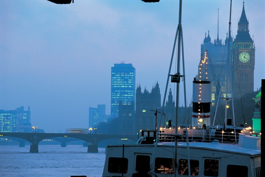 Bateau naviguant sur la Tamise en direction de Big Ben. John Frechet - Iconotec