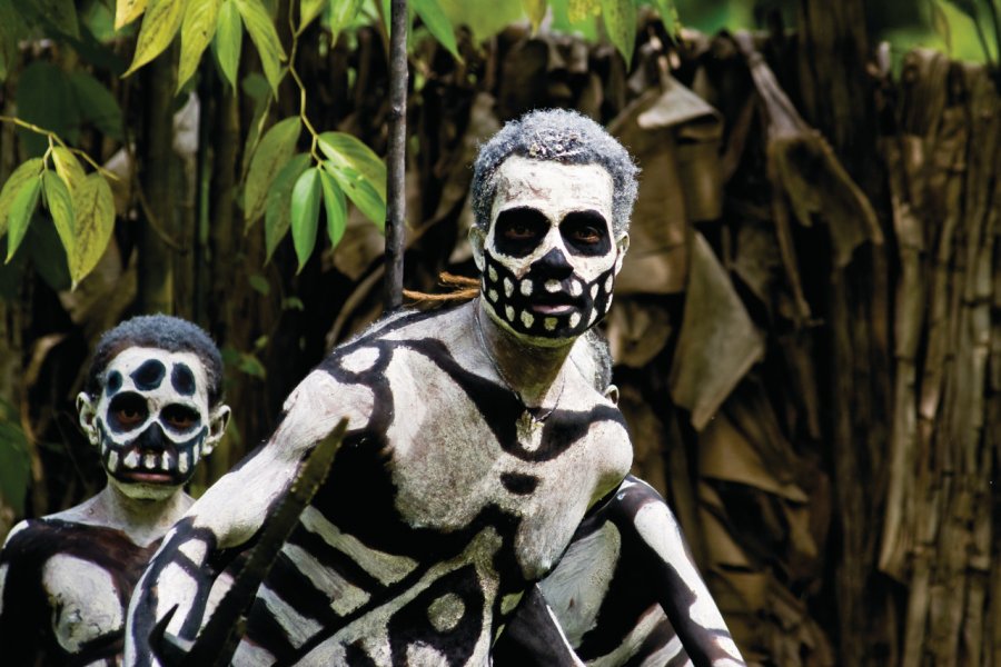 Skeleton man. Personnage d'une pièce de théâtre jouée dans le village de Mindima. (© Philippe Gigliotti))