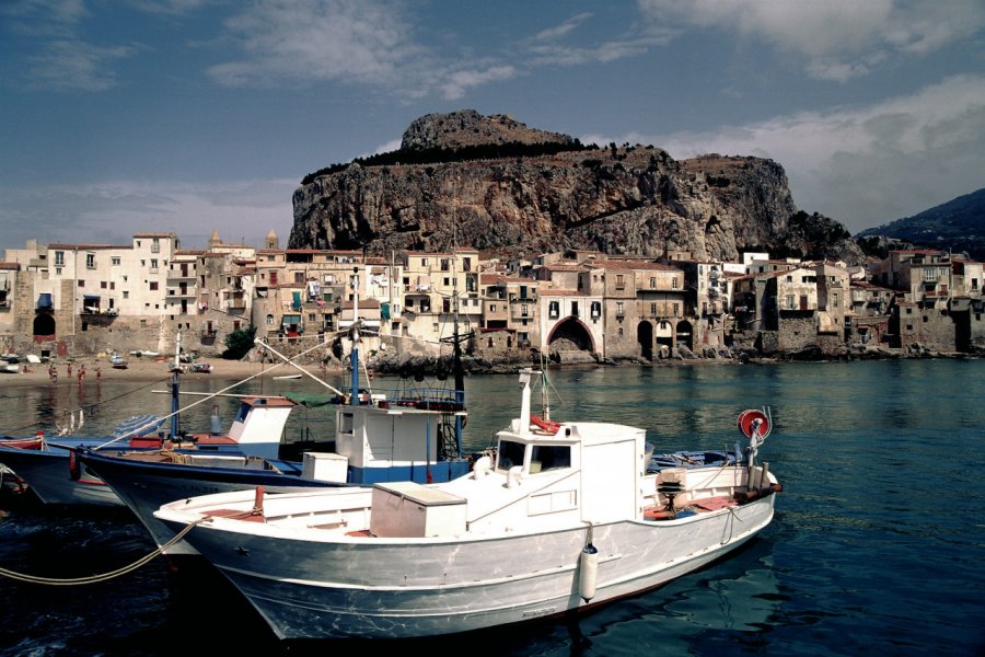 Le port de Cefalù face au rocher de la Rocca. Author's Image