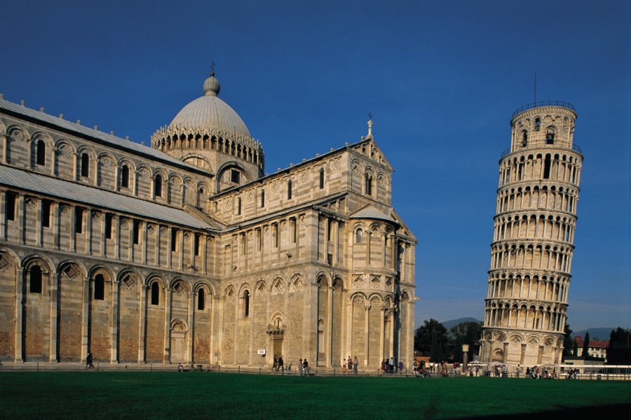 Le campanile et le duomo de Pise. Apollon - Iconotec