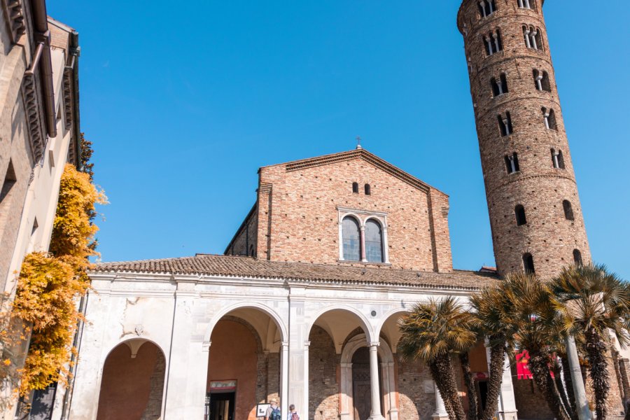 Basilique Saint-Apollinaire-le-Neuf. Pisaphotography - Shutterstock.com