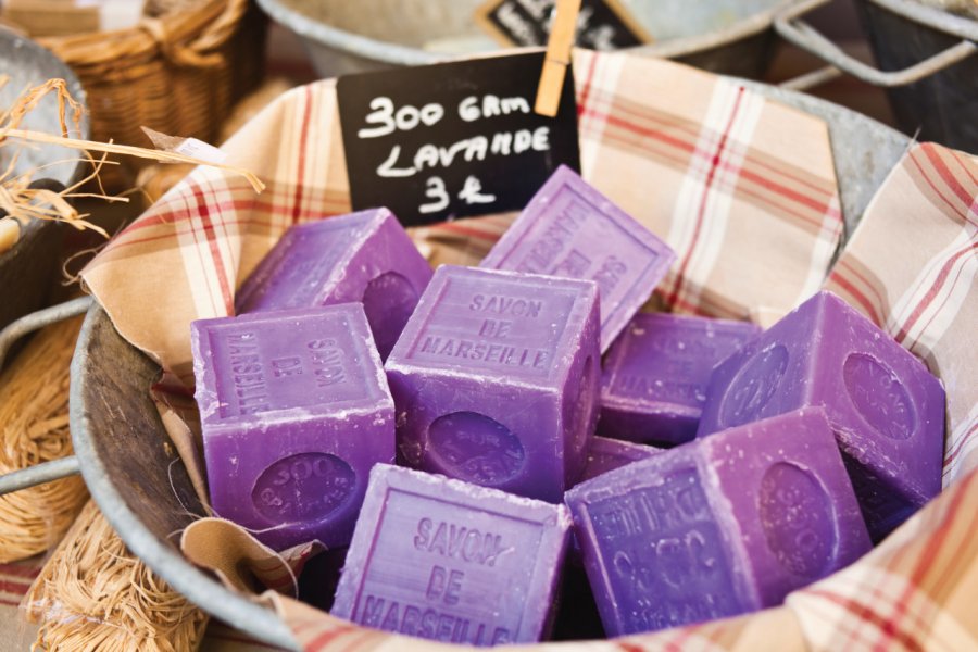 Savon de Marseille à la lavande. Brzozowska - iStockphoto.com