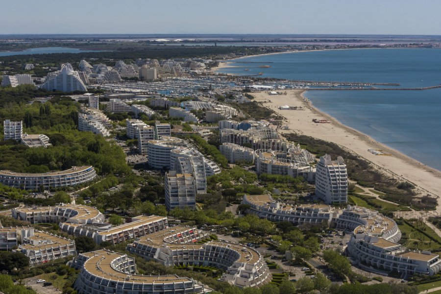 Vue aérienne de La Grande-Motte. fovivafoto - Adobe Stock